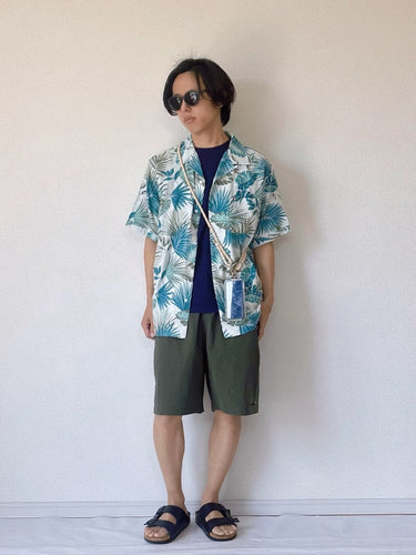 リーフ柄の開襟シャツを主役に