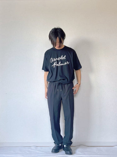 黒で魅せる、大人のロゴTスタイル