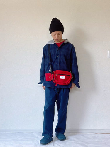 ネイビーチェックシャツでつくる都会的レイヤードスタイル