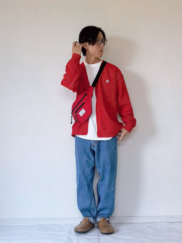 赤カーディガンが映えるカジュアルデニムスタイル