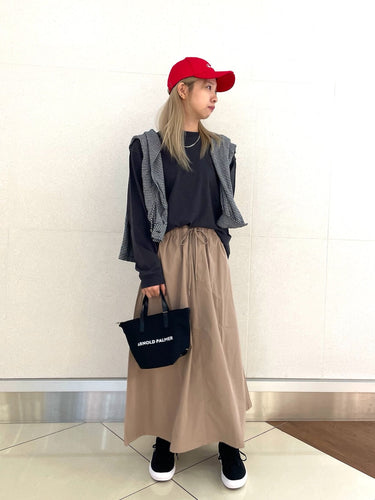 大人っぽさと抜け感を両立した秋のカジュアルスタイル。