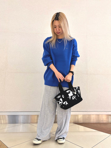 鮮やかなブルーが目を引くニット