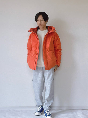 鮮やかなオレンジが目を引くダウンジャケットを主役にした冬スタイル。