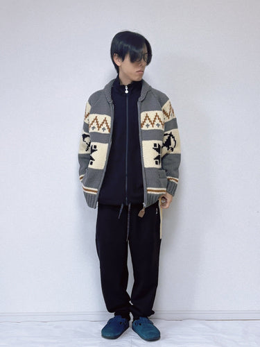 カウチンジャケットとジャージーのミックススタイル。