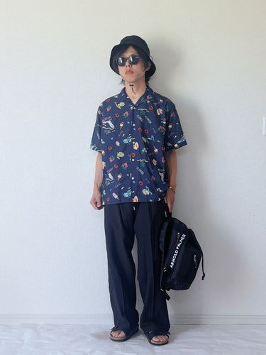 リゾートムード漂う、総柄シャツスタイル