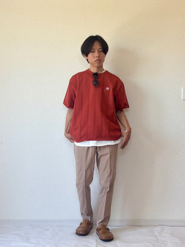 ニット×Tシャツのセットアイテムでつくる大人カジュアルコーデ