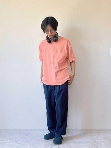 エンボスロゴが映えるリラックスTシャツコーデ