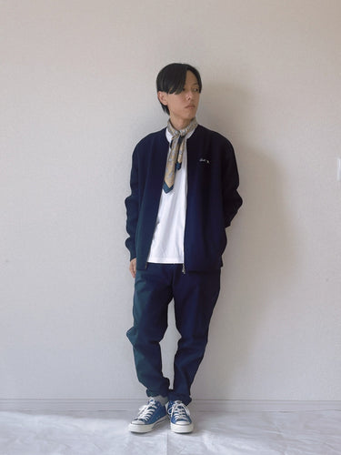 ニット素材のジップアウターで作る、ラフなのにきちんと見えコーデ