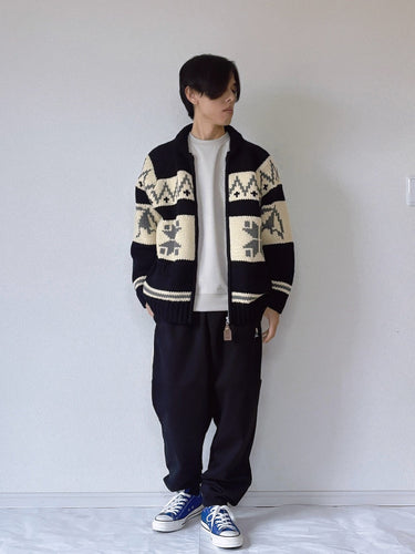 カウチンジャケットを主役にした、あたたかみのあるカジュアルコーデ