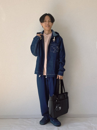 アンブレラ刺繍がアクセントになったデニムアウターを主役にしたカジュアルコーデ。