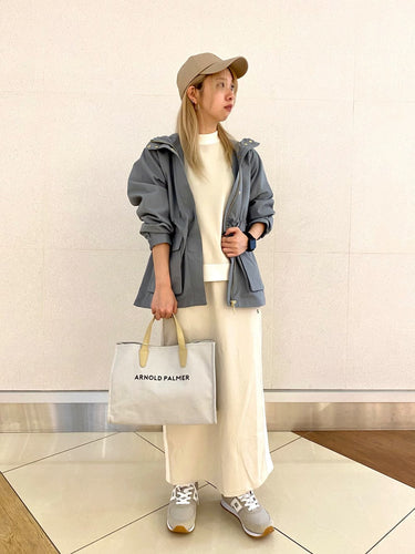 『グレー×ホワイトでつくる上品スポーティ』