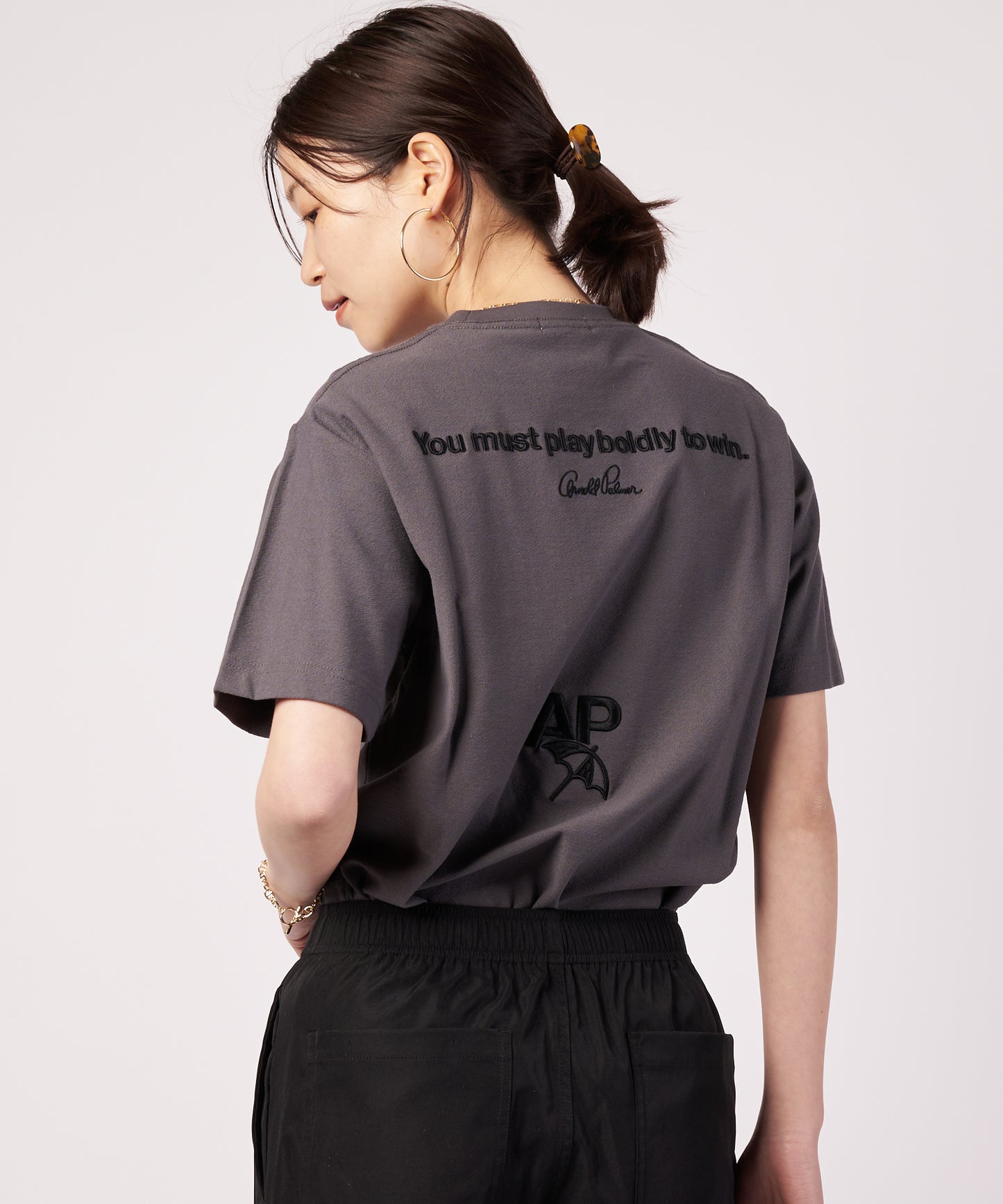 シェア バックロゴ グラフィック Tシャツ
