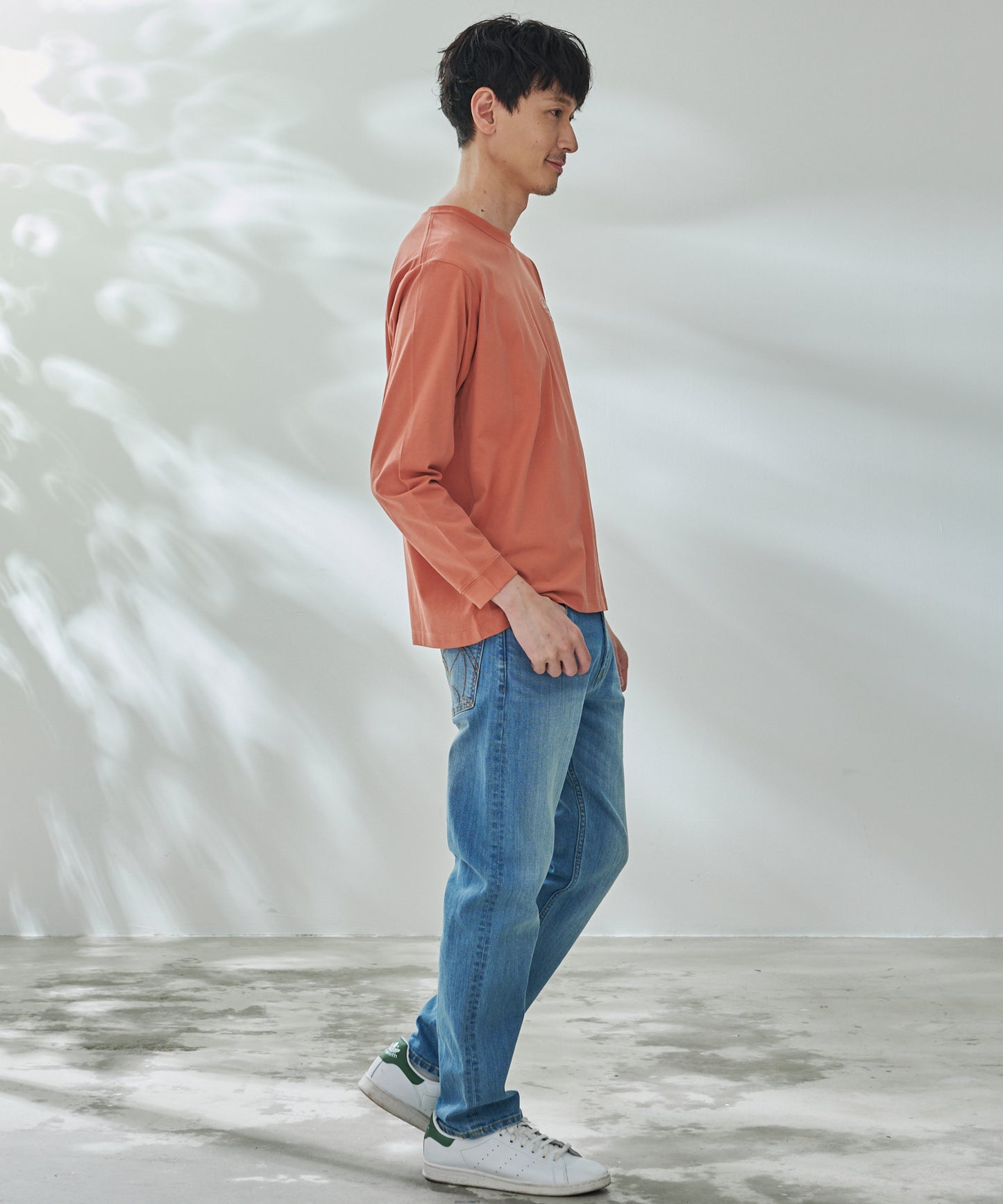 バックロゴグラフィック シェア ロングスリーブTシャツ