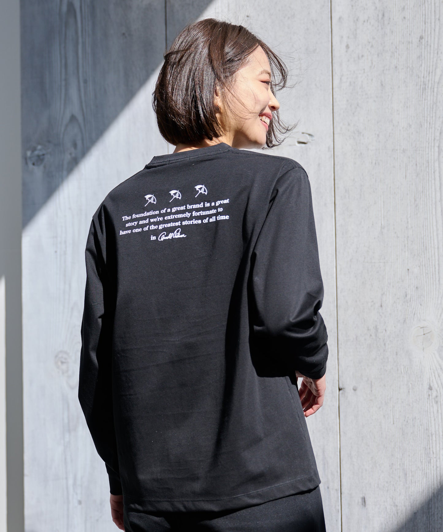バックロゴグラフィック シェア ロングスリーブTシャツ