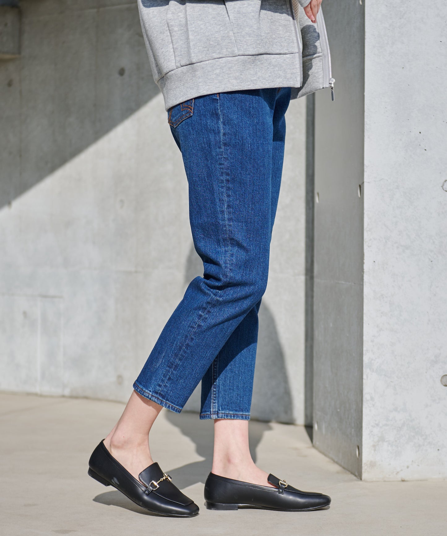 テーパードデニムパンツ