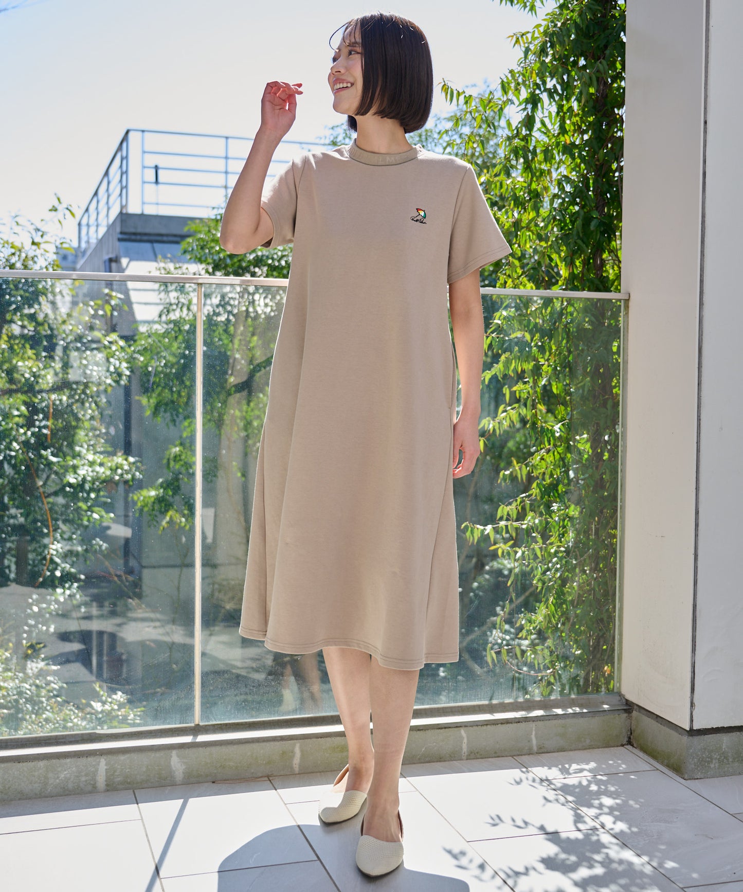 シルキーポンチ 衿ロゴ カットワンピース