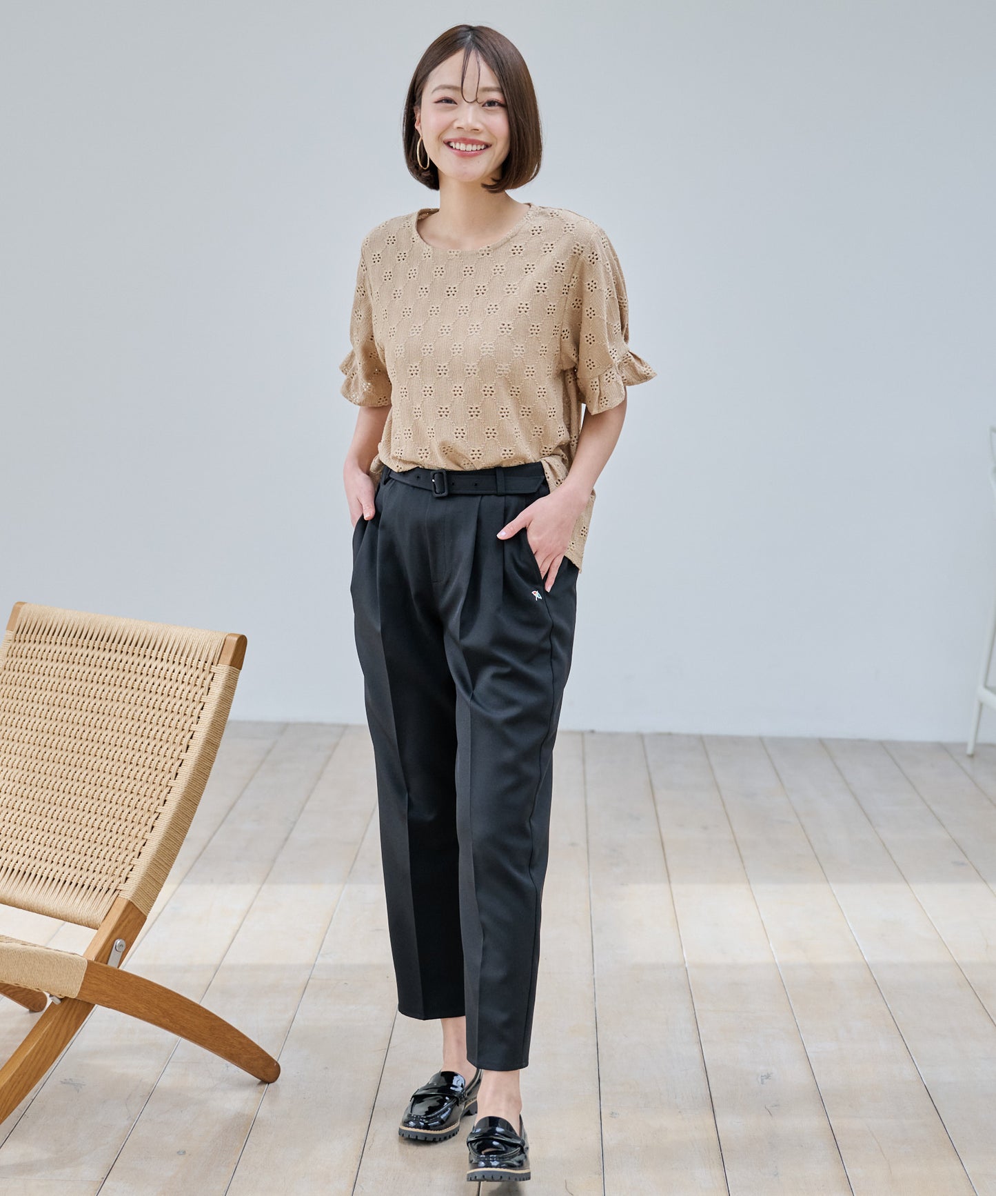 ベルト付き美脚テーパードパンツ