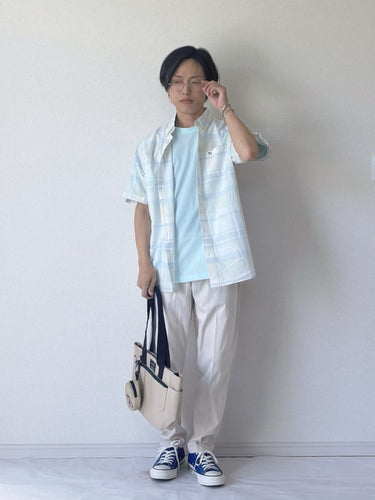 淡いブルーのTシャツに、さりげなく柄が入った半袖シャツ