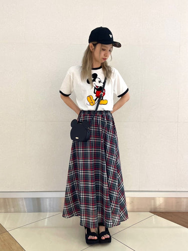 フロッキーロゴが施された大っきいミッキーが特徴のTシャツ