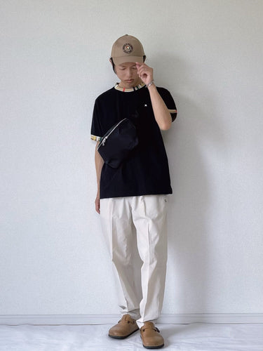 アクセントカラーが効いたモノトーン×ベージュの大人コーデ