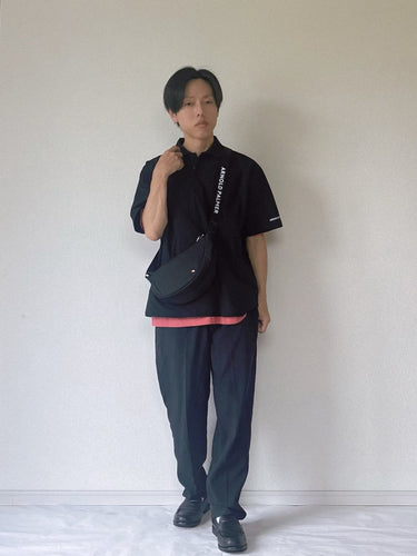 モノトーン×差し色レイヤード