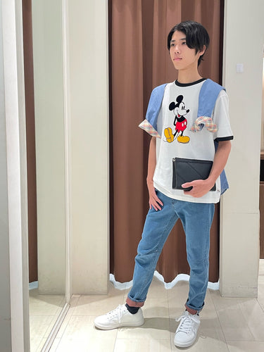 大きなミッキーマウスが特徴のTシャツ