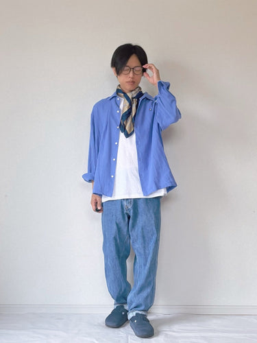 ブルーシャツ×デニムで爽やかに決めるカジュアルコーデ