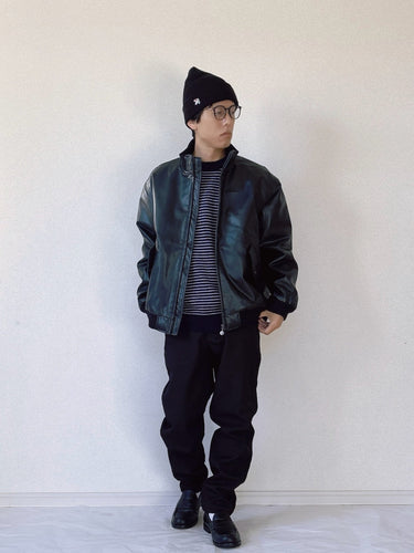 レザーアウターを主役にした、クールなモノトーンスタイル。