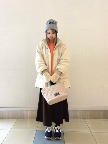 柔らかいアイボリーの中綿ジャケットを主役に差し色のオレンジニットで季節感をプラス✨