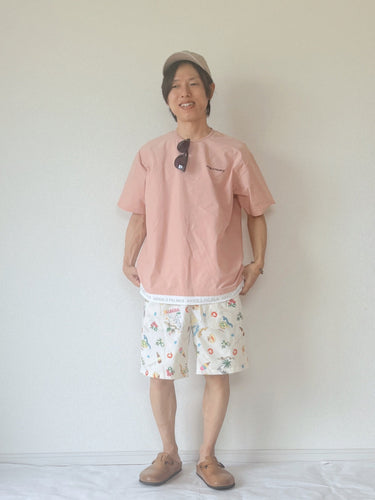 夏気分を楽しむ、リゾート柄ショーツコーデ