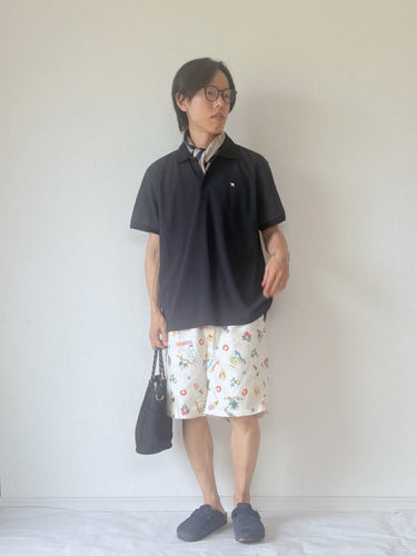 リゾート柄ショーツで楽しむ、大人のサマースタイル