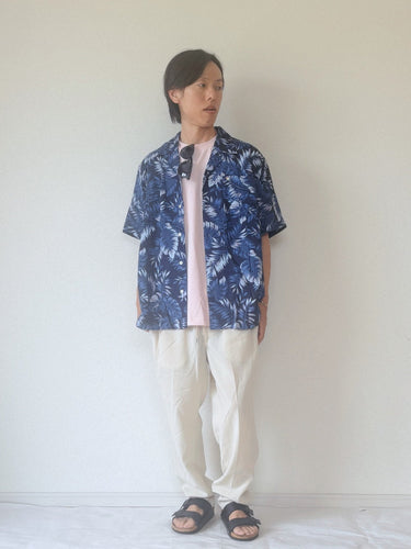 リーフ柄シャツで魅せる、爽やかなリゾートスタイル