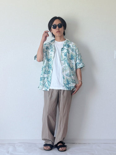 リーフ柄シャツで楽しむ、爽やかリゾートスタイル