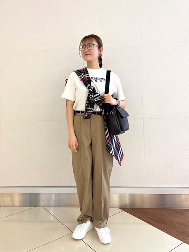 チェックシャツをたすき掛け