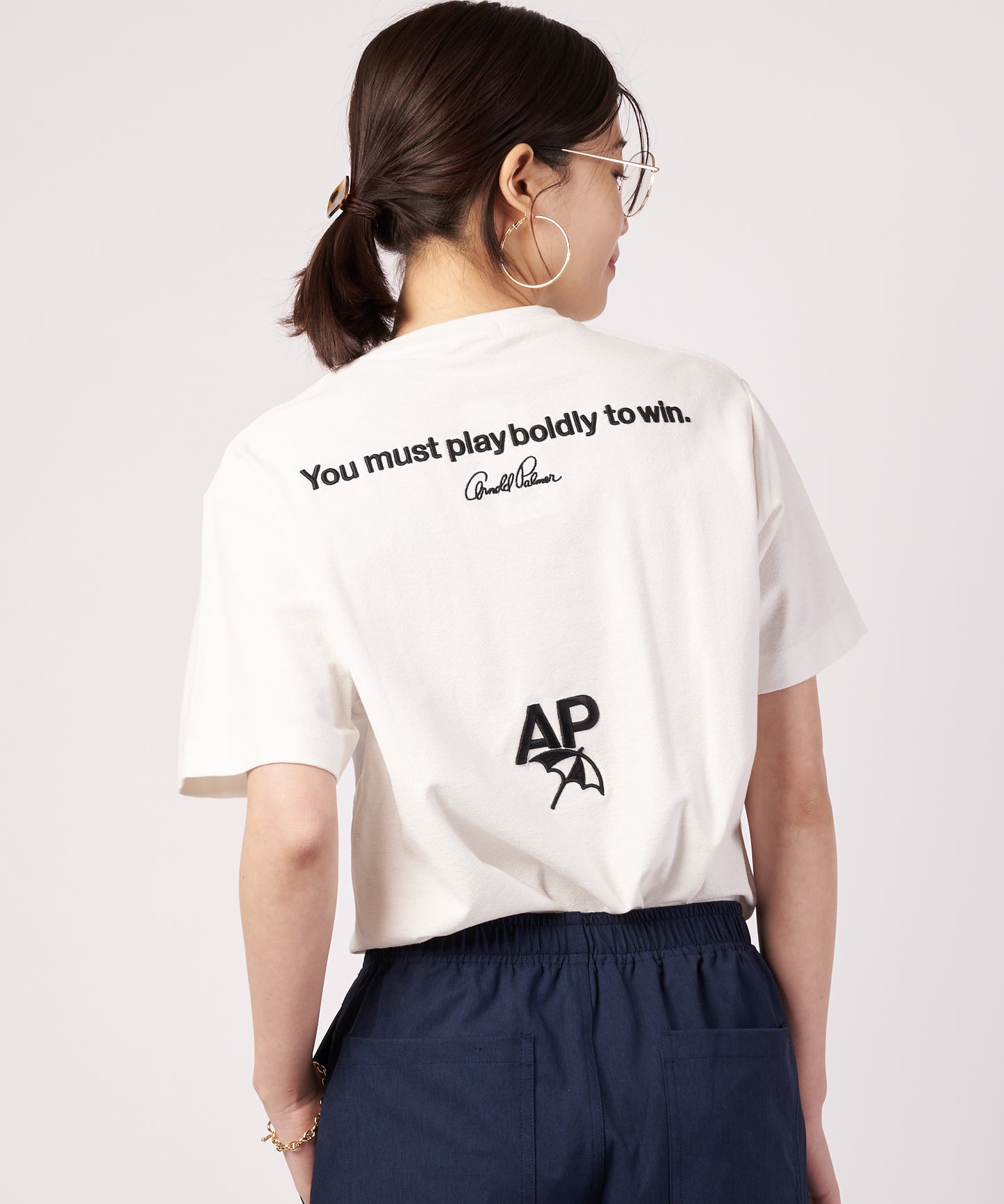 シェア バックロゴ グラフィック Tシャツ