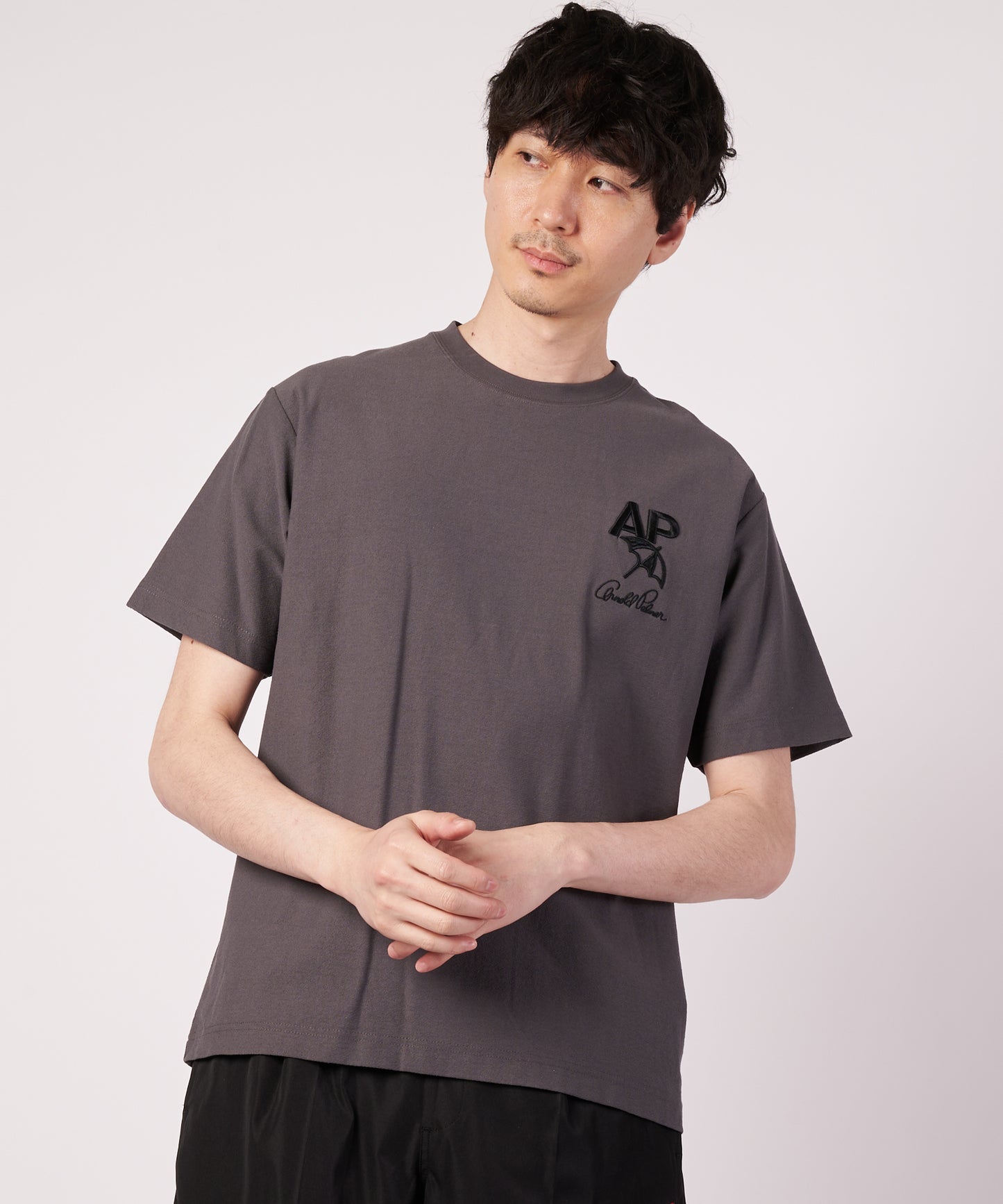 シェア バックロゴ グラフィック Tシャツ