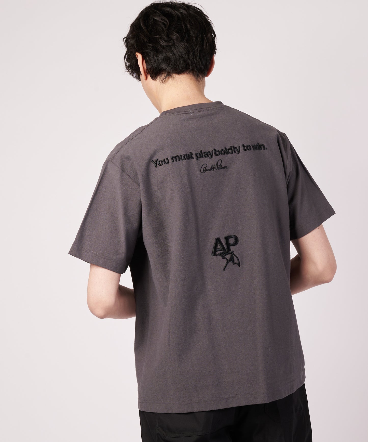 シェア バックロゴ グラフィック Tシャツ