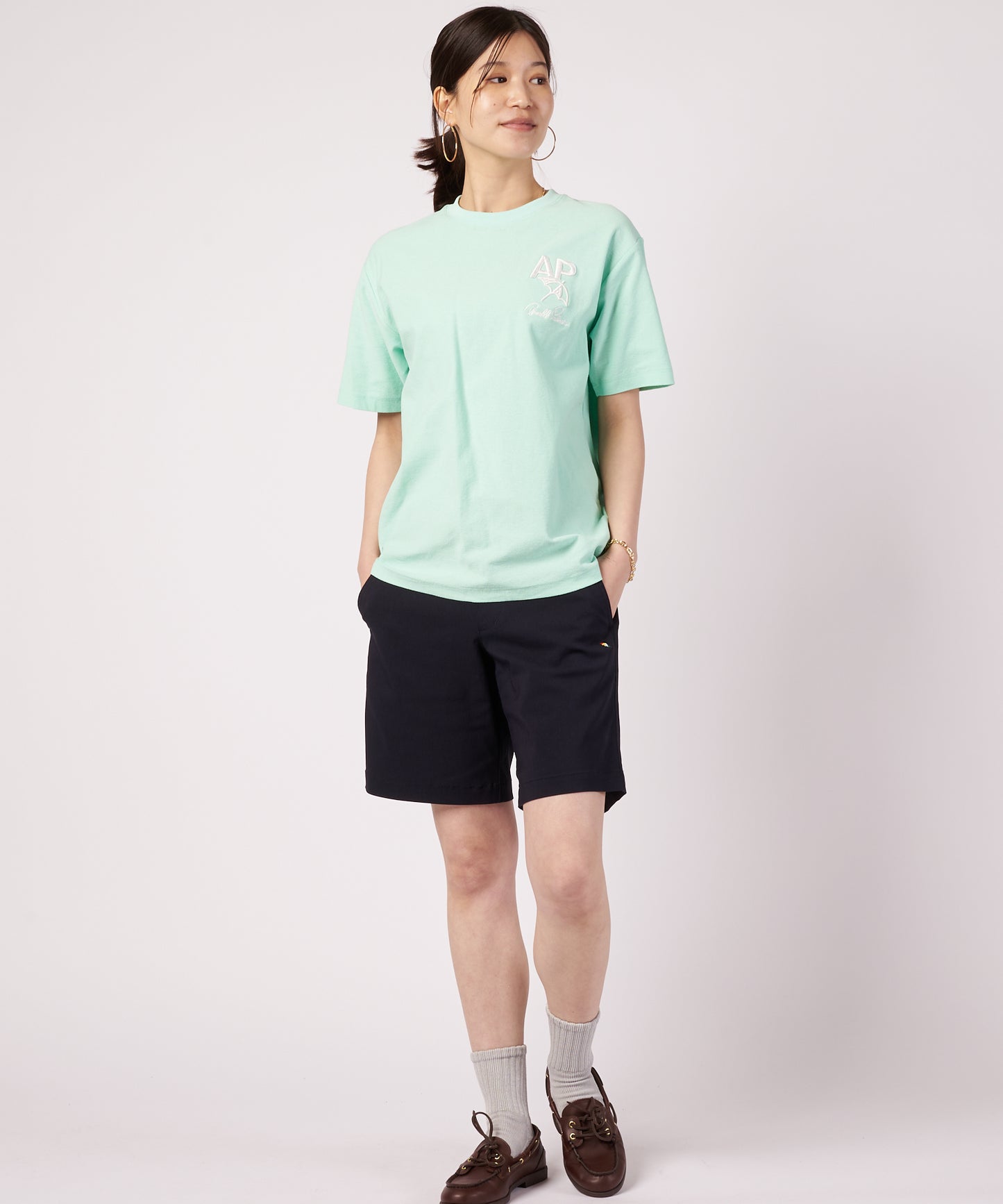 シェア バックロゴ グラフィック Tシャツ