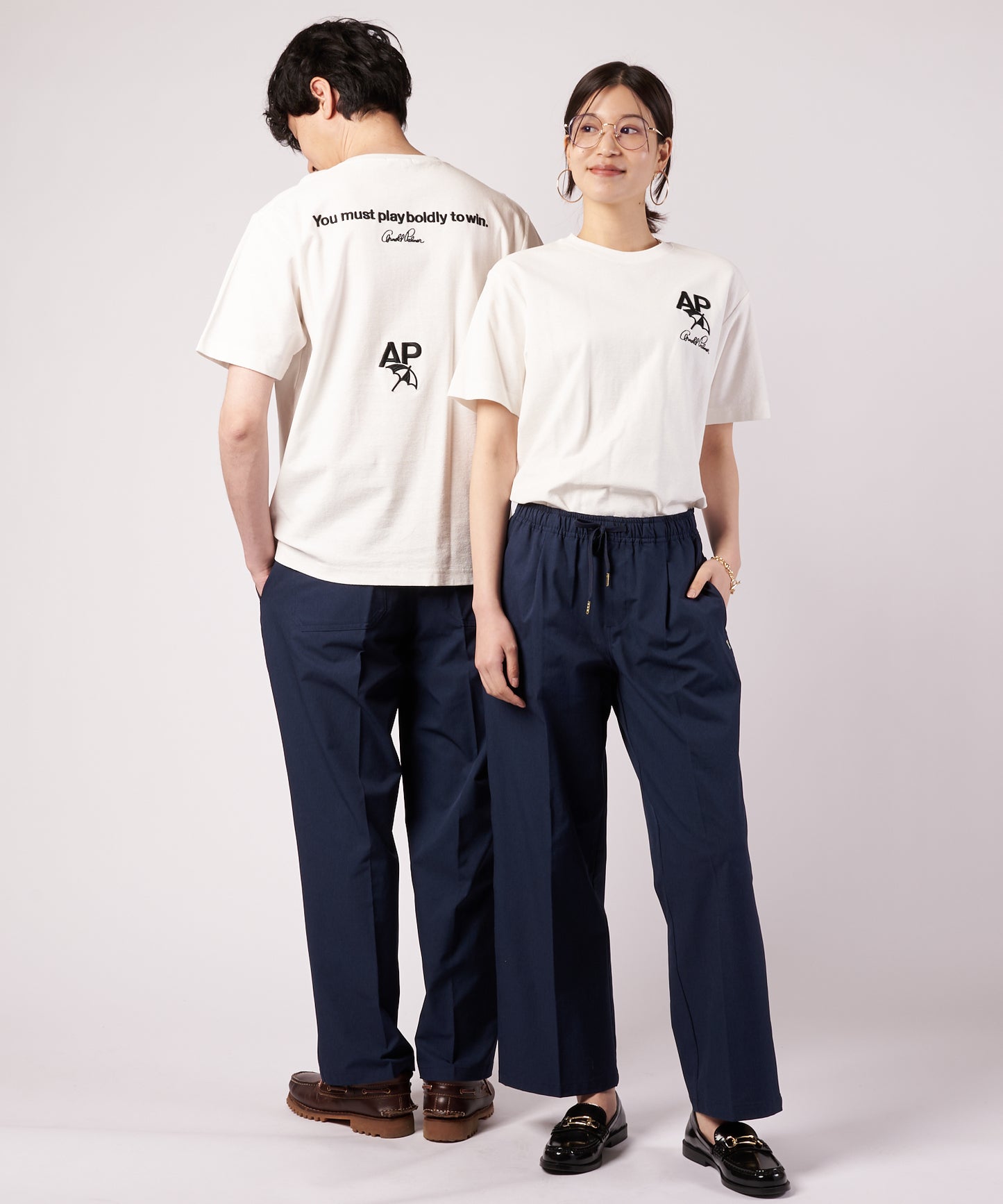 シェア バックロゴ グラフィック Tシャツ