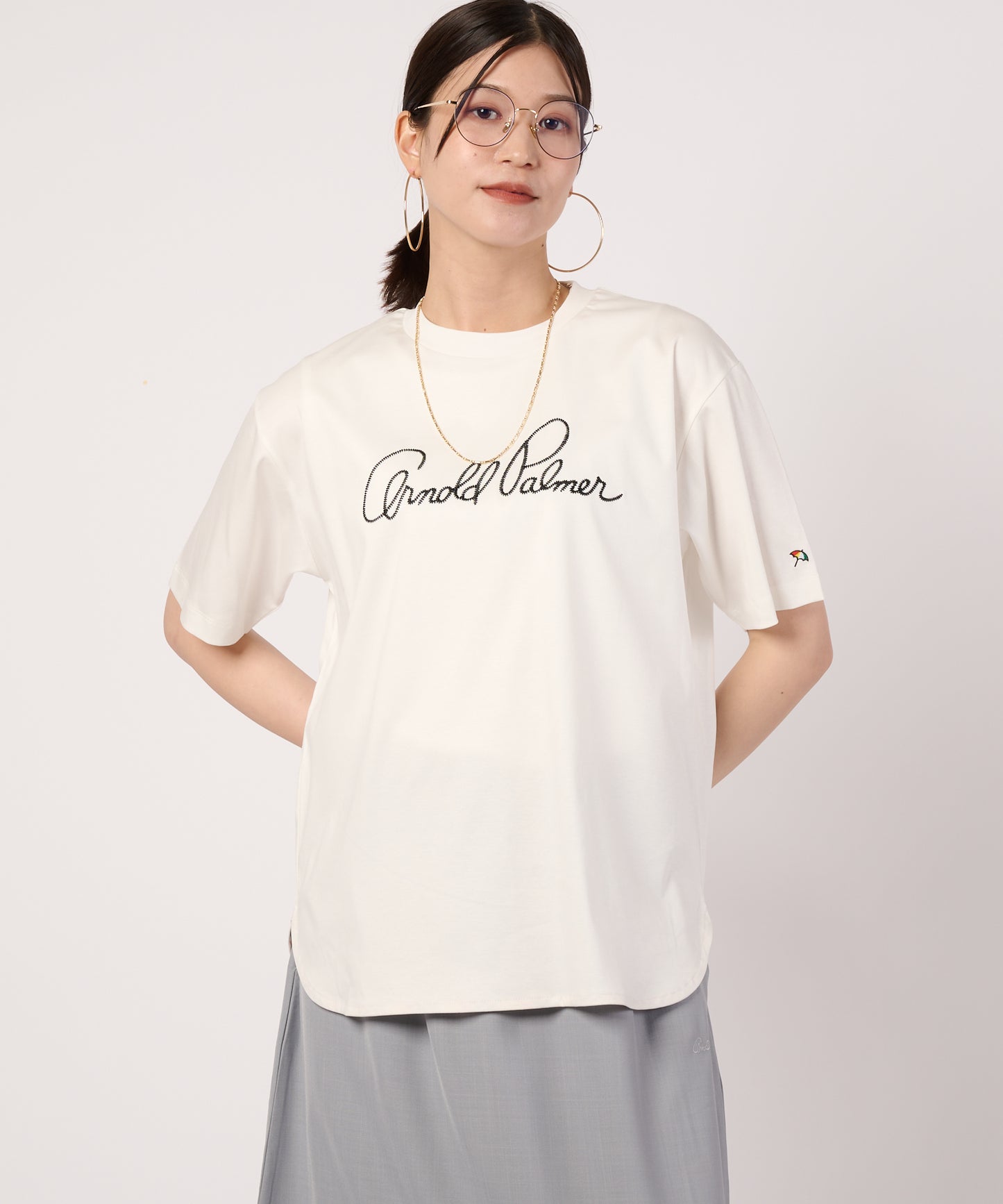 シェア　ハンドメイド刺繍ラウンドヘムTシャツ