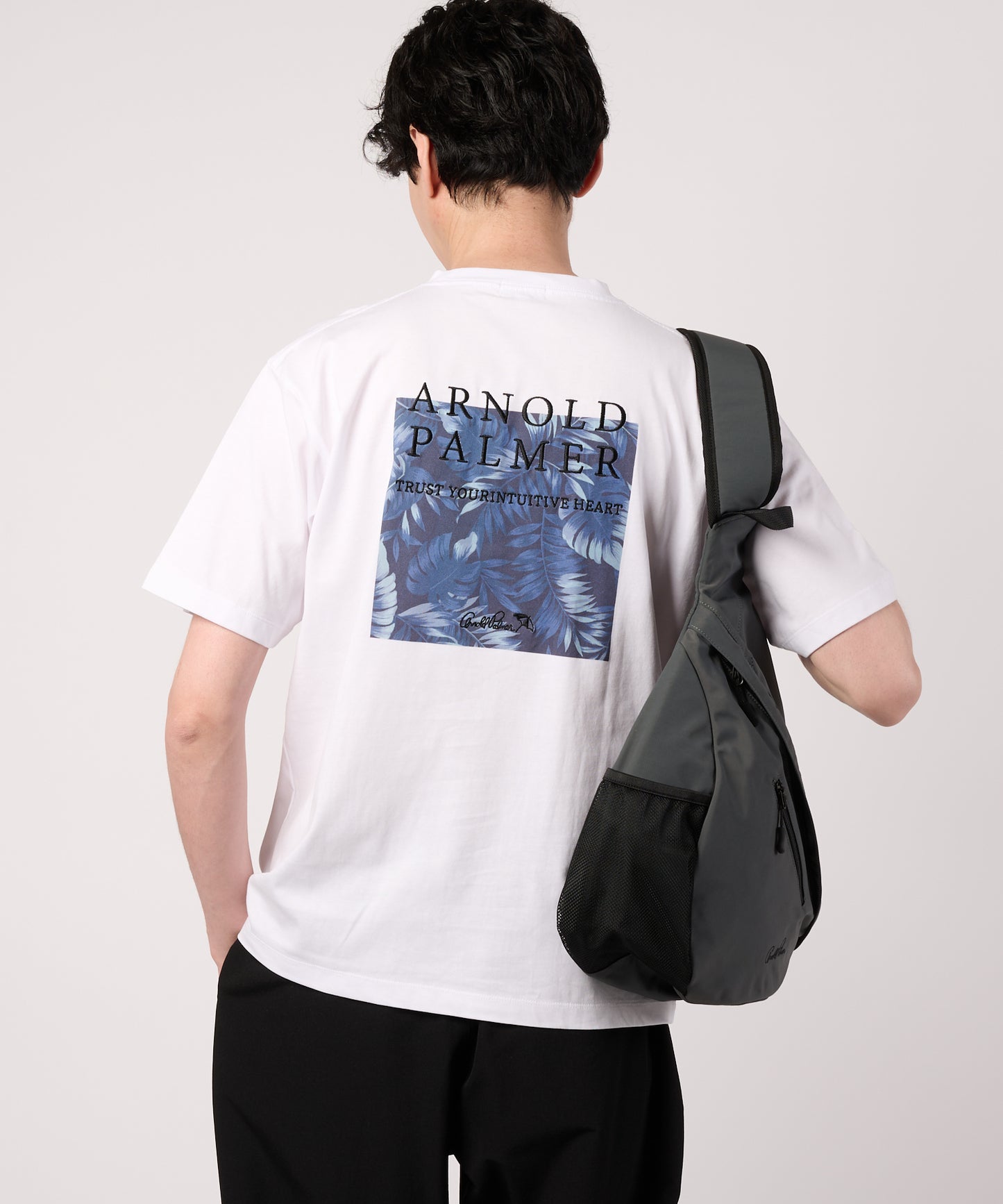 シェア　リゾート柄ボックスロゴTシャツ