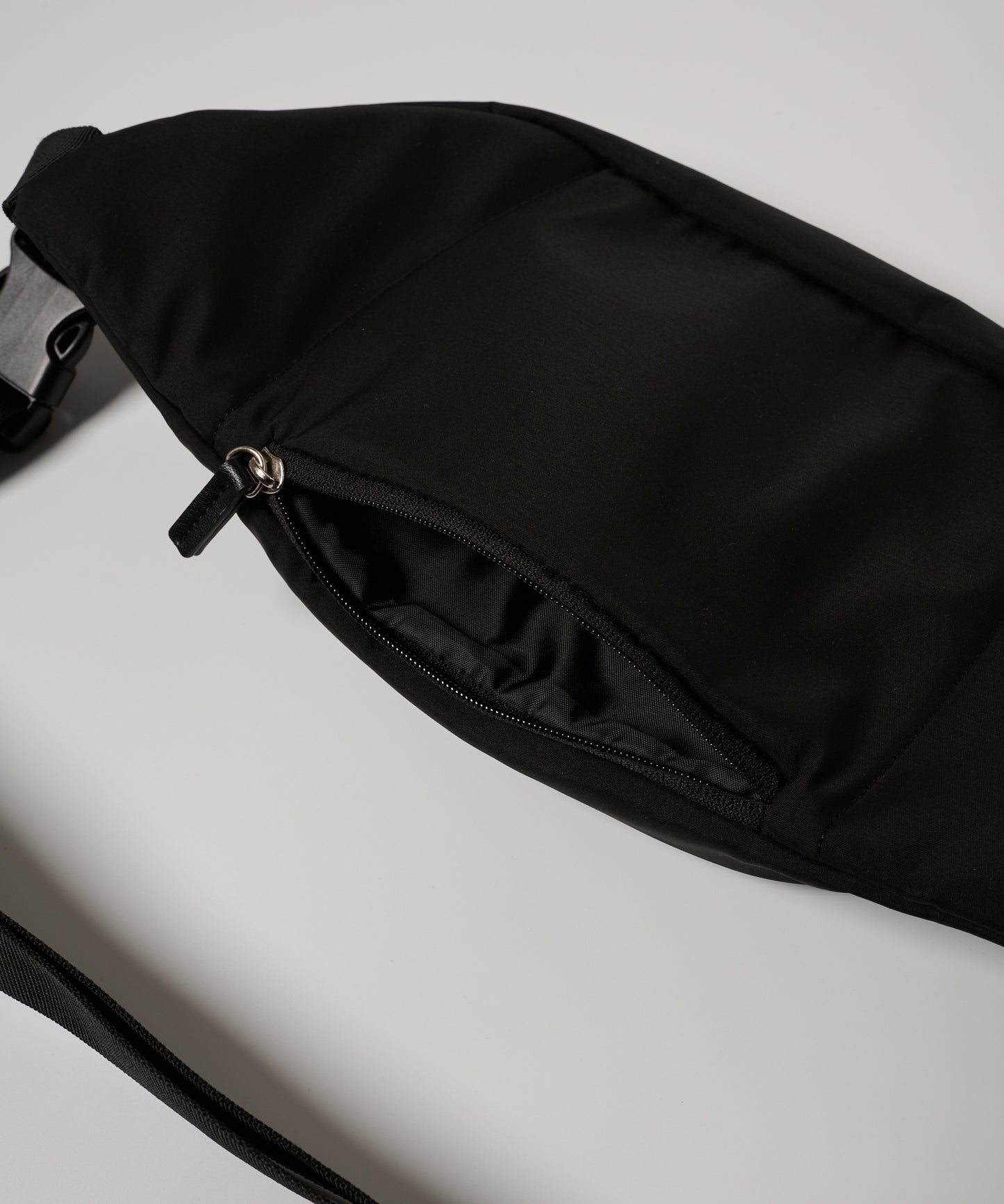 APCHファスナーボディバッグ