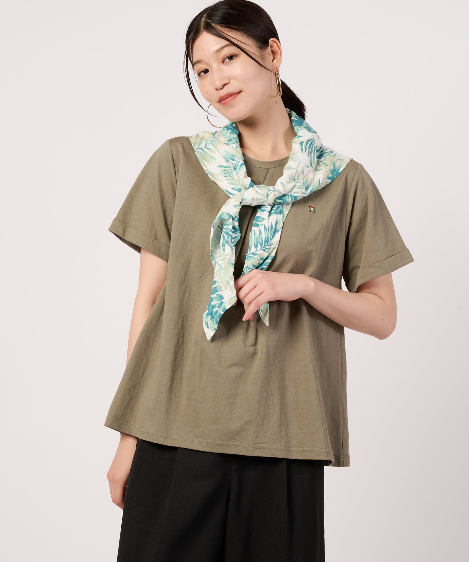スカーフ地とニットの高品質マダムカットソー リゾートスカーフアクセント タックTシャツ（Tシャツ/カットソー
