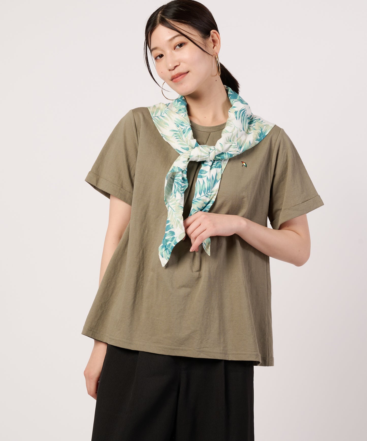 リゾートスカーフアクセント　タックTシャツ