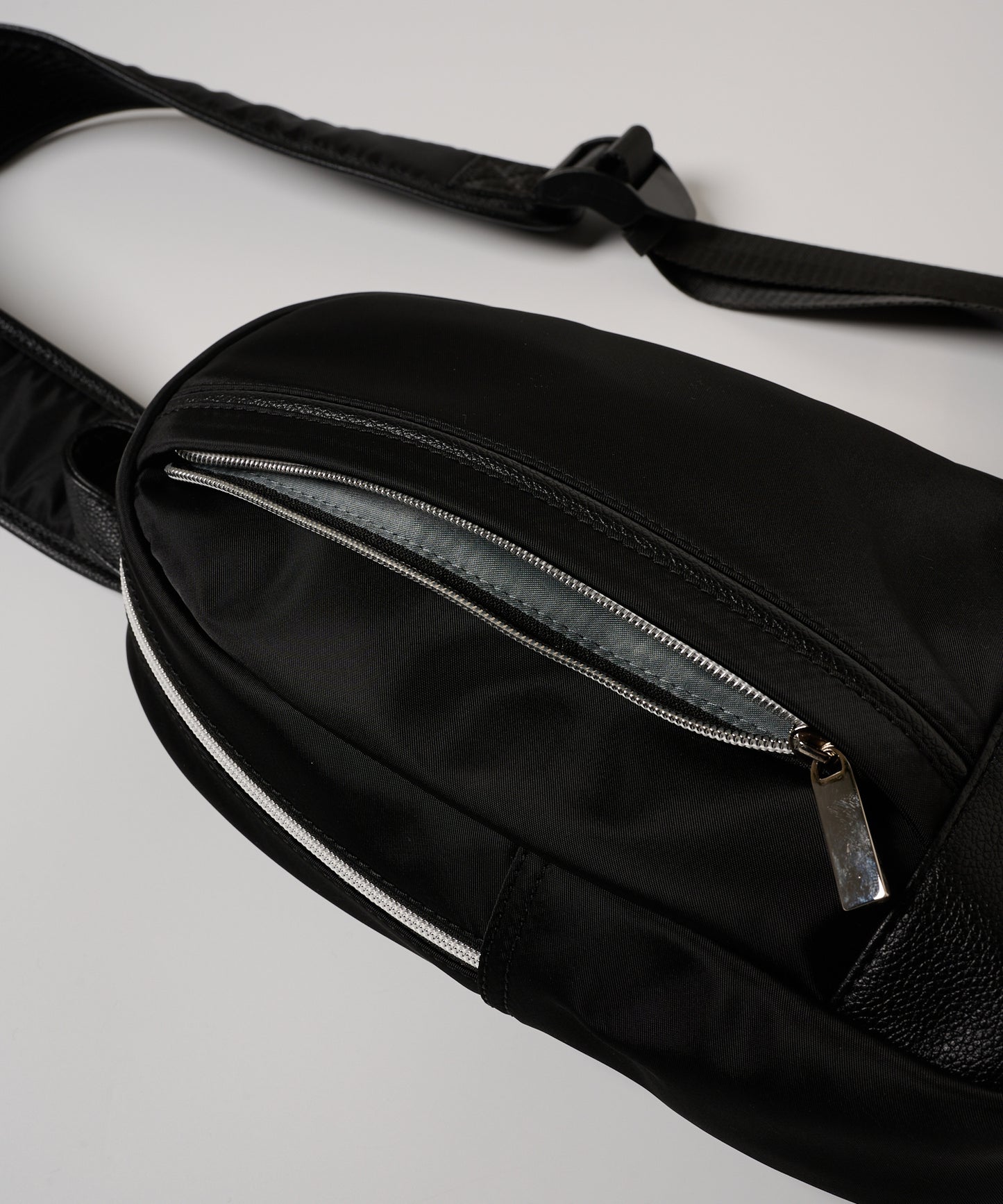 ポリツイル ボディバッグ