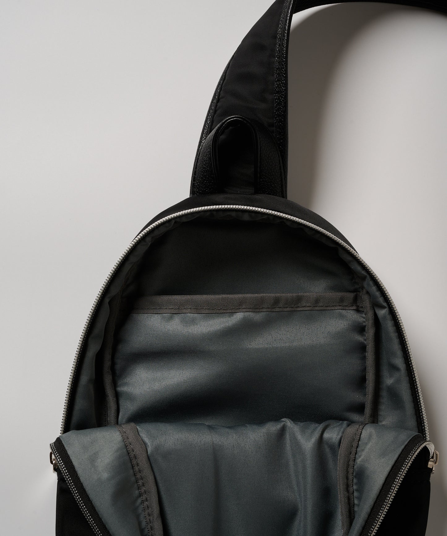 ポリツイル ボディバッグ